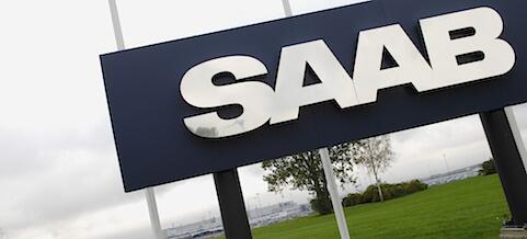 Saab-logotypen syns framför en byggnad. (AI text)