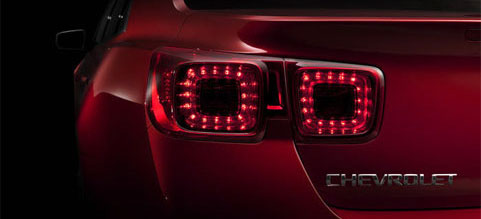 baklysen på en röd Chevrolet Camaro (AI text)