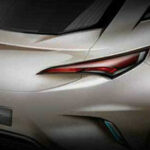 En bil ses i bakgrunden. (AI text)