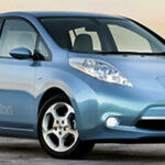 En blå Nissan Leaf parkerad i en parkeringsplats. (AI text)