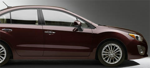 En röd Subaru Impreza parkerad i en studio. (AI text)