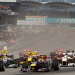 En racebil kör snabbt längs banan. (AI text)