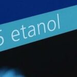 En bil med en blå blomma på sidan. (AI text)