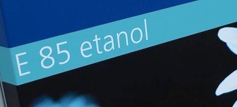 En bil med en blå blomma på sidan. (AI text)