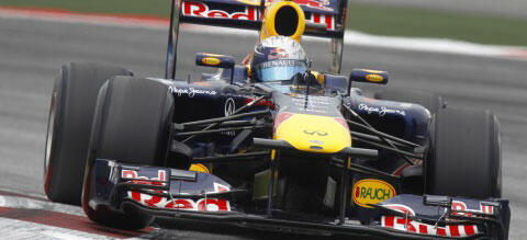 Red Bull-racingbil kör på en bana. (AI text)