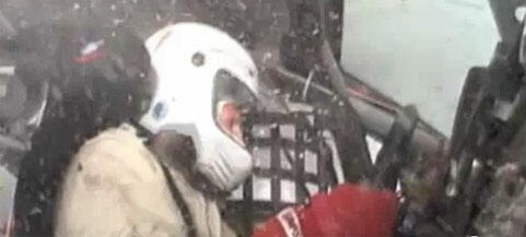 En racebil befinner sig i snön. (AI text)