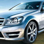 En Mercedes C-klass parkerad på gatan. (AI text)