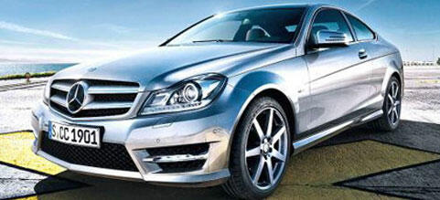 En Mercedes C-klass parkerad på gatan. (AI text)