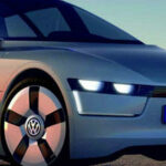 En Volkswagen e-bil visas i öknen. (AI text)