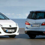 Två bilar parkerade bredvid varandra (AI text)