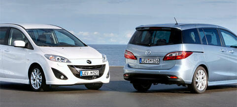 Två bilar parkerade bredvid varandra (AI text)