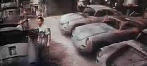 En grupp personer i en garage. (AI text)