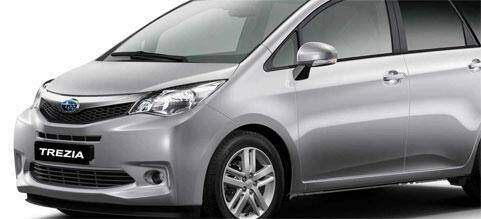 En silverfärgad Toyota Aygo parkerad på ett vitt bakgrund. (AI text)