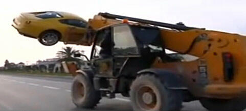 En bil hissar upp på en lastbil. (AI text)