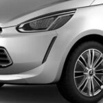 En silverfärgad bil visas i bilden. (AI text)