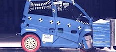En liten bil körs nerför en väg. (AI text)