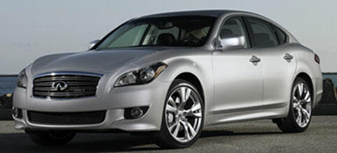 En silverfärgad Infiniti parkerad på stranden. (AI text)