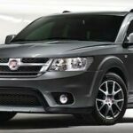 En grå SUV parkerad i en parkeringsplats. (AI text)
