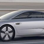 En framtida bil kör nedför vägen. (AI text)