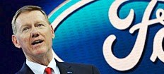 En man i kostym och slips står framför en Ford-logotyp. (AI text)