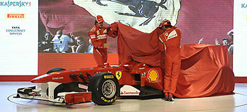 En Ferrari F1-bil visas under lanseringen av den nya bilen. (AI text)