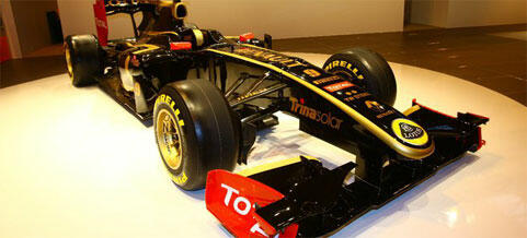 En Lotus F1-bil utställd i ett museum. (AI text)