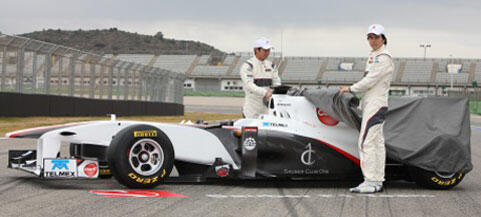 Två män står bredvid en racerbil. (AI text)