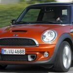 En Mini Cooper S kör ner vägen. (AI text)