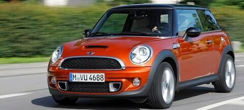 En Mini Cooper S kör ner vägen. (AI text)