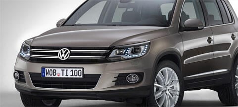 Volkswagen Tiguan visas i en studio. (AI text)