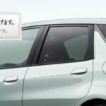 En silver Honda Fit visas i bilden. (AI text)