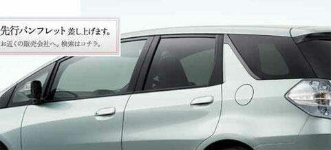 En silver Honda Fit visas i bilden. (AI text)