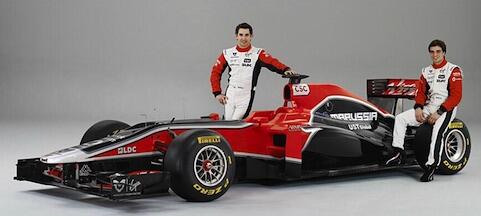 Två män poserar bredvid en racerbil. (AI text)