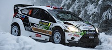 En Ford Fiesta RWC kör genom snön. (AI text)