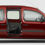 En röd minibuss med öppna dörrar (AI text)