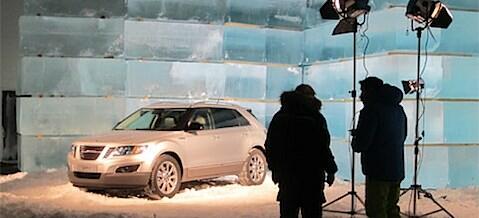 En bil är parkerad i en snöig parkeringsplats. (AI text)