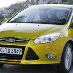 Ford Focus kör ner vägen (AI text)