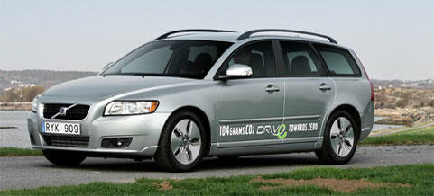 En Volvo V60 vagn parkerad på en gräslig backe. (AI text)