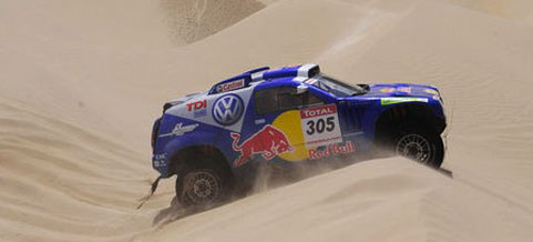 En rwd-bil kör genom en sanddyne. (AI text)