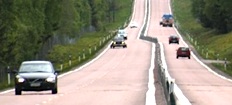 En bil kör ner på en motorväg. (AI text)