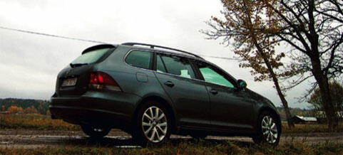 En Volkswagen Golf parkerad på en grusväg. (AI text)