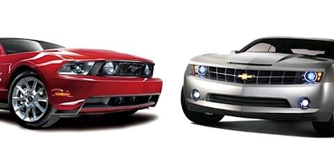 En Chevrolet Mustang och en Chevrolet Camaro (AI text)