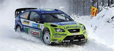 En grönt Ford Fiesta rallybil kör genom snö. (AI text)