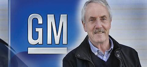 En man och en kvinna står bredvid en GM-skylt. (AI text)