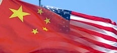 Två amerikanska och kinesiska flagor fladdrar i vindens tecken. (AI text)