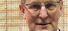 En man i kostym och slips. (AI text)