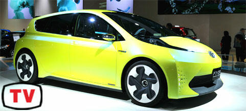 En Toyota Prius EV på Shanghais bilsalong. (AI text)