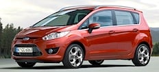 En röd Ford C-Max parkerad vid en vägkant. (AI text)