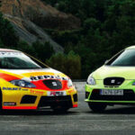 En grön och gul bil parkerad i en parkeringsplats. (AI text)