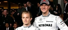 Mercedes F1-förare Sebastian Vettel och Michael Schumacher poserar för en foto. (AI text)